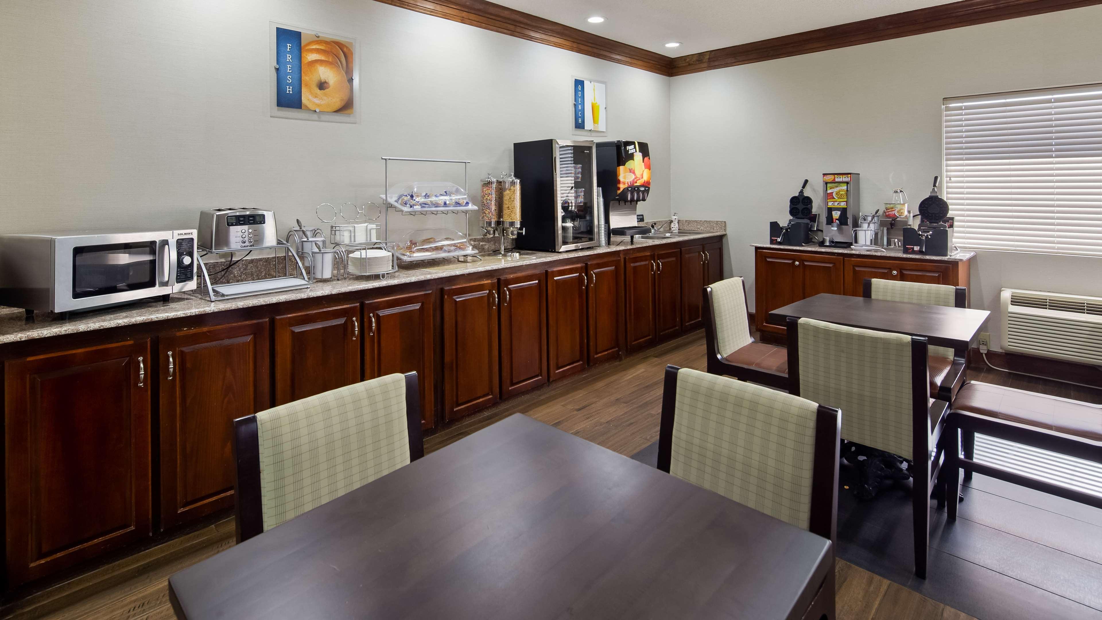 Best Western Inn & Suites Byron Bagian luar foto
